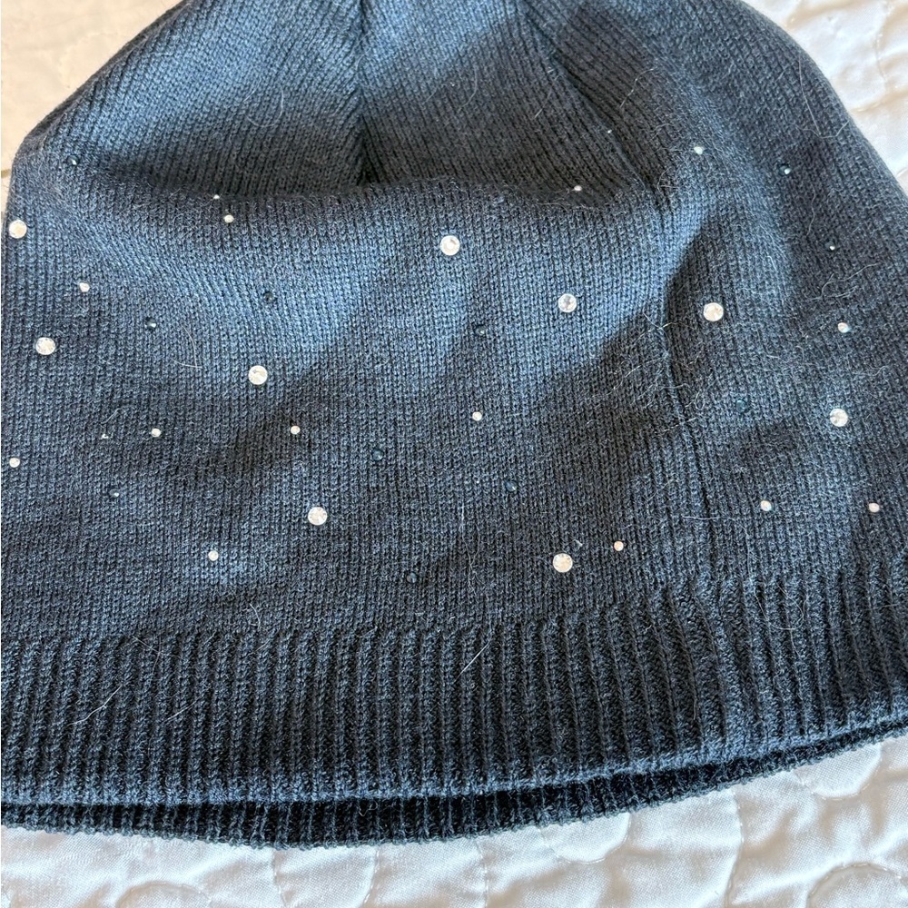 Women's Cozy Wool Pom-Pom Beanie Bundle Navy and Cream - Picture 4 of 7